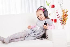 poco ragazza ascoltando musica foto