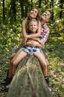 allegro famiglia nel il foresta foto