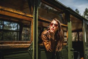 donna soffiaggio bacio attraverso un' finestra di un' retrò treno foto