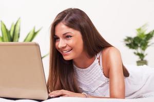 adolescenziale ragazza con il computer portatile foto