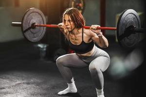 in forma donna sollevamento pesi a il Palestra foto