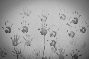 fantasma stampato a mano - mano impronta su il parete, il mani di bambino mano - pauroso orrore mano foto