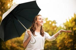 giovane donna con ombrello foto