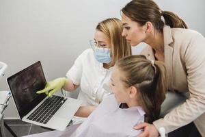 consultazione con un' dentista foto