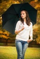 giovane donna con ombrello foto