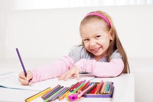 poco ragazza con colorato matite foto