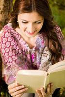 ragazza con un libro nel parco foto