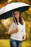 giovane donna con ombrello foto
