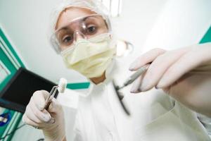 dentista Lavorando a partire dal prospettiva di paziente foto