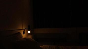 buio Hotel camera con giallo lampadina leggero foto
