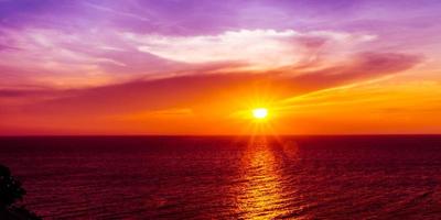 bel tramonto sulla spiaggia tropicale con cielo e nuvole per viaggiare in vacanza relax tempo foto