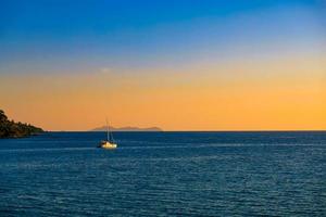 mare superficie e orizzonte con yacht su bellissimo tramonto mare Visualizza su sfondo