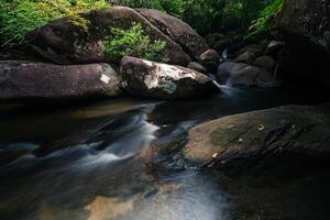 ruscello alla cascata di khlong pla kang foto