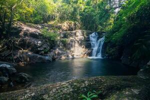 cascata di khlong pla kang in thailandia foto