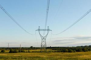 supporto di alta tensione energia linea nel il campo foto