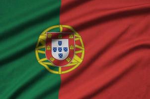 Portogallo bandiera è raffigurato su un' gli sport stoffa tessuto con molti pieghe. sport squadra bandiera foto