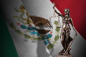 Messico bandiera con statua di signora giustizia e giudiziario bilancia nel buio camera. concetto di giudizio e punizione foto