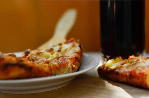 caldo Pizza e tazza di Coca Cola foto