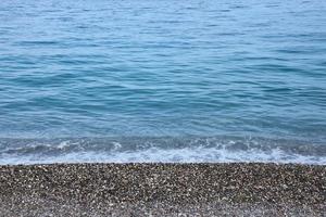 banca di ciottoli con il mare e spiaggia nel il sfondo foto