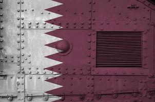 Qatar bandiera raffigurato su lato parte di militare blindato serbatoio avvicinamento. esercito forze concettuale sfondo foto