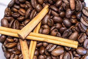 chicchi di caffè e bastoncini di cannella foto