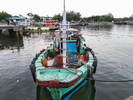 probolinggo, indonesia. 06 novembre 2022-pescatore con barca foto