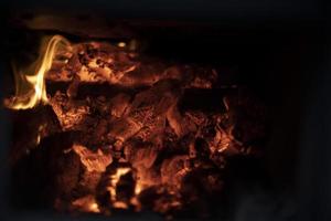 fuoco nel focolare. fiamma struttura. ardente carboni. alto temperatura. foto
