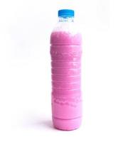 ammorbidente colorato in bottiglia di plastica isolato su sfondo bianco foto