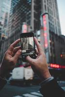 radio city music hall, new york city, stati uniti, 2020 - persona che scatta foto dell'edificio