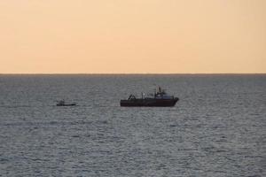 pescatori ritorno a partire dal pesca a alba dopo la spesa il totale notte a mare. foto