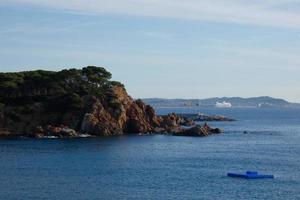 mediterraneo costa con rocce nel il catalano regione, Spagna foto