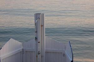 all'aperto doccia su un' spiaggia per lavare via sudore, sale e sabbia foto