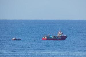 pescatori ritorno a partire dal pesca a alba dopo la spesa il totale notte a mare. foto