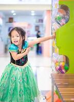 piccola ragazza asiatica in costume da principessa foto