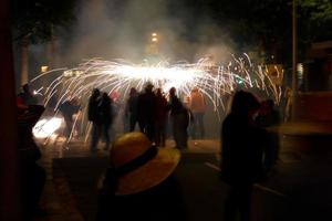 astratto foto di diavoli e fuochi d'artificio partiti.