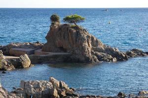 mediterraneo costa con rocce nel il catalano regione, Spagna foto