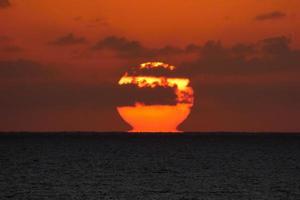 sole disco crescente al di sopra di il orizzonte di il mare, Alba, alba foto