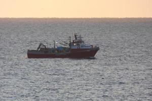 pescatori ritorno a partire dal pesca a alba dopo la spesa il totale notte a mare. foto