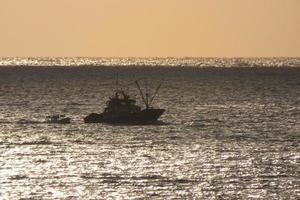 pescatori ritorno a partire dal pesca a alba dopo la spesa il totale notte a mare. foto