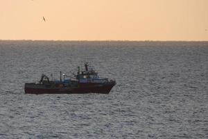 pescatori ritorno a partire dal pesca a alba dopo la spesa il totale notte a mare. foto