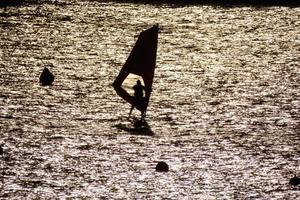 praticante windsurf nel il mediterraneo mare, calma mare foto