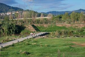 llobregat fiume e adiacente strade nel il baix llobregat regione molto vicino per il città di barcellona. foto