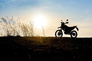 motocross su un' bellissimo leggero montagna indipendente avventura turismo concetto foto