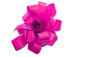 confezione regalo legata con un nastro rosa isolato su sfondo bianco