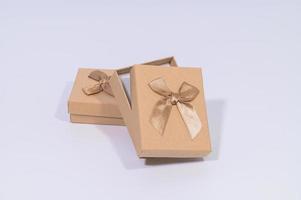 scatole regalo marrone su sfondo bianco foto