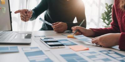 di brainstorming gruppo di persone Lavorando concetto. attività commerciale squadra brainstorming. marketing Piano ricerca. lavoro d'ufficio su il tavolo, il computer portatile e mobile Telefono. foto