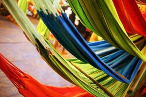 amache di diverso colori, colori di il arcobaleno su il notte mercato nel goa foto