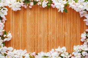 telaio di primavera fiori di sakura su bambù sfondo. bellissimo ciliegia fiorire sakura nel primavera foto