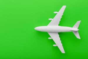 bianca passeggeri modello aereo su un' luminosa verde sfondo. gratuito spazio per testo. foto