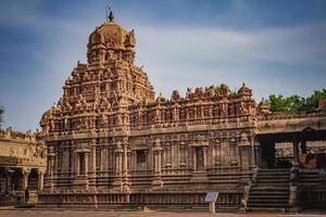 tanjore grande tempio o brihadeshwara tempio era costruito di re raja raja colano nel grazie, tamil nadu. esso è il molto il più antico e il più alto tempio nel India. Questo tempio elencati nel unesco eredità luogo foto